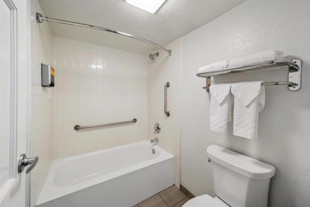 Best Western Plus Hilltop Inn, photo 3