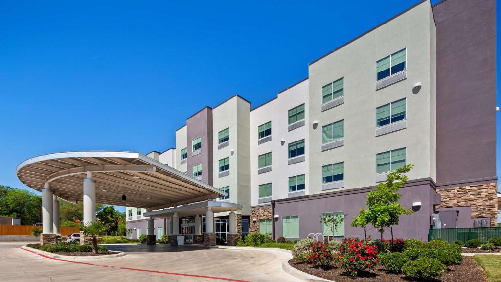Best Western Plus Roland Inn & Suites, photo 1