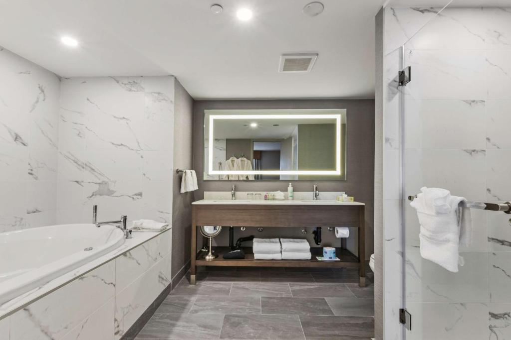 Best Western Premier Calgary Plaza Hotel & Conference Centre, photo 3