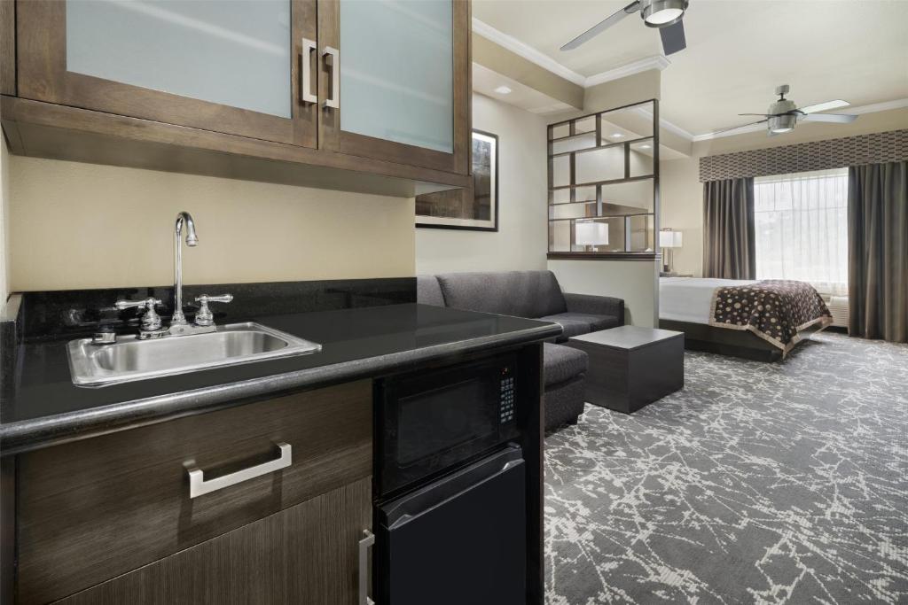 Best Western Premier  Crown Chase Inn & Suites, photo 3