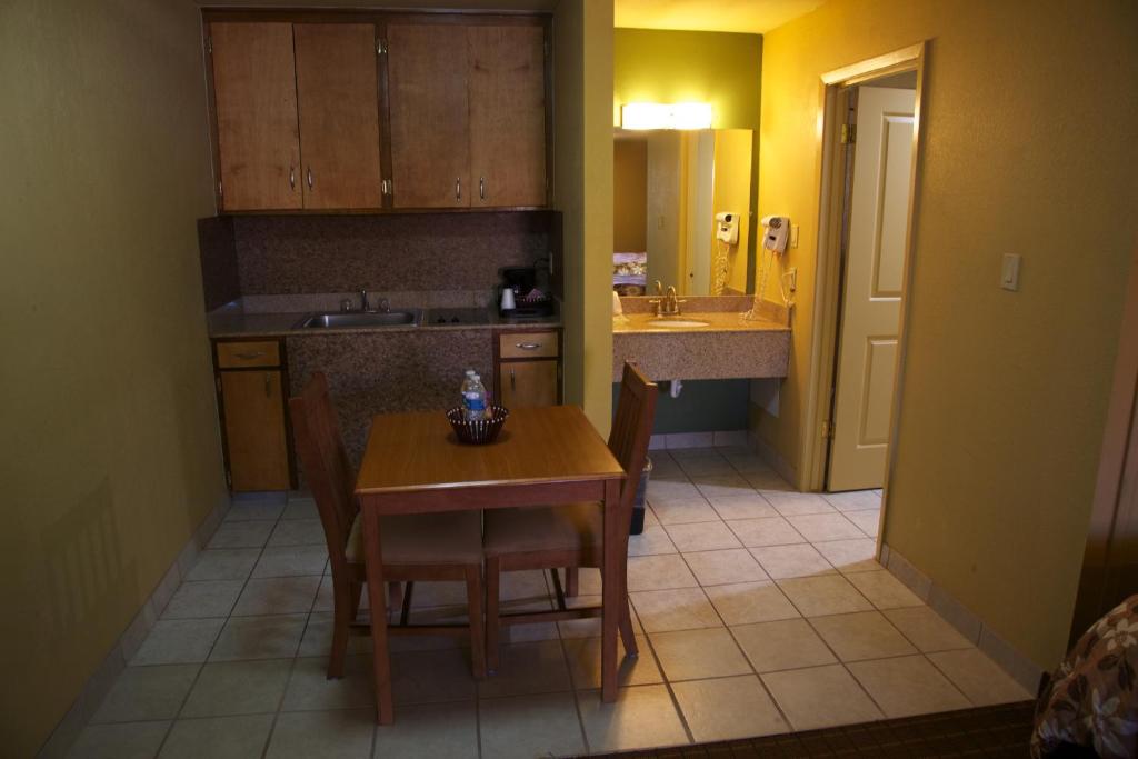 Coach Light Inn Brenham, photo 3