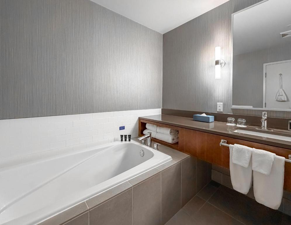 Coast Coal Harbour Vancouver Hotel by APA, photo 3