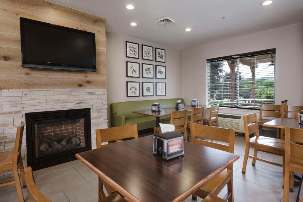 Country Inn & Suites by Radisson, Queensbury - Lake George , NY, photo 3