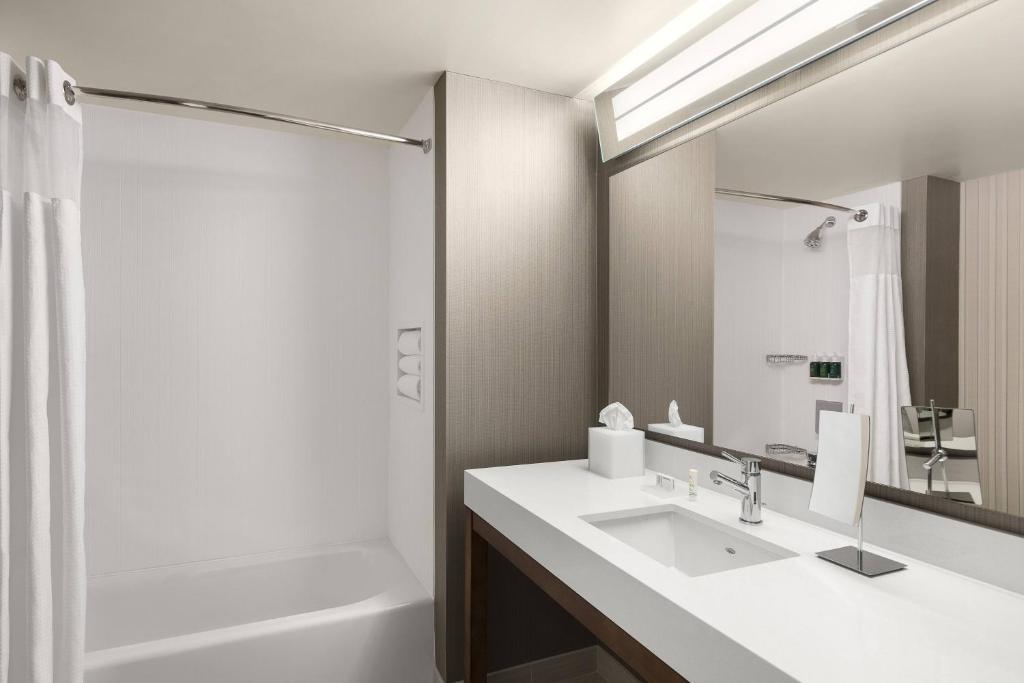 Courtyard by Marriott Seattle Northgate, photo 3