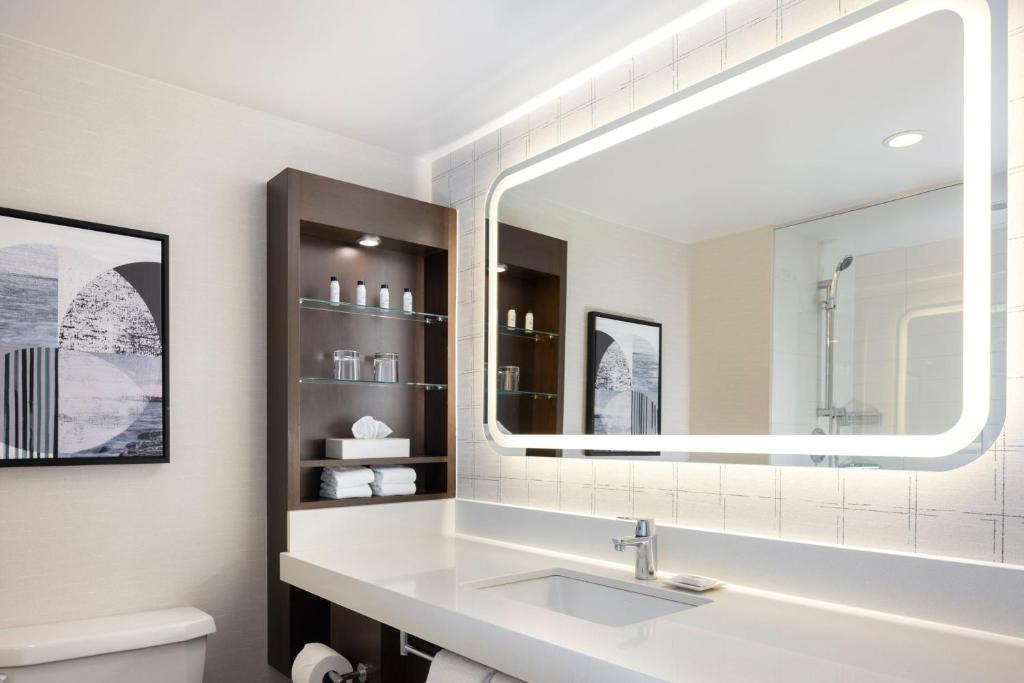 Delta Hotels by Marriott Victoria Ocean Pointe Resort, photo 3
