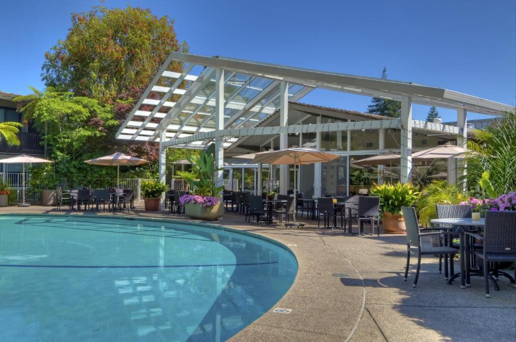Dinah's Garden Hotel & Poolside Restaurant, photo 4