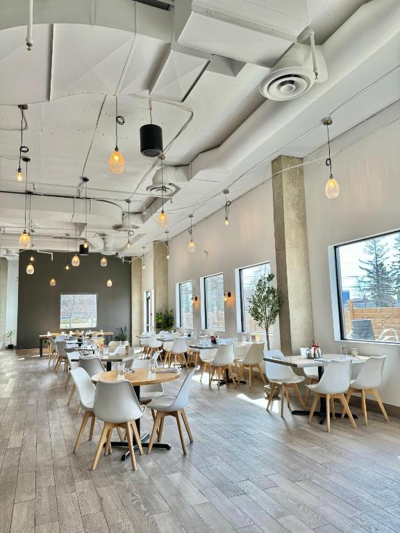 Divya Sutra Plaza and Conference Centre Calgary Airport, photo 2
