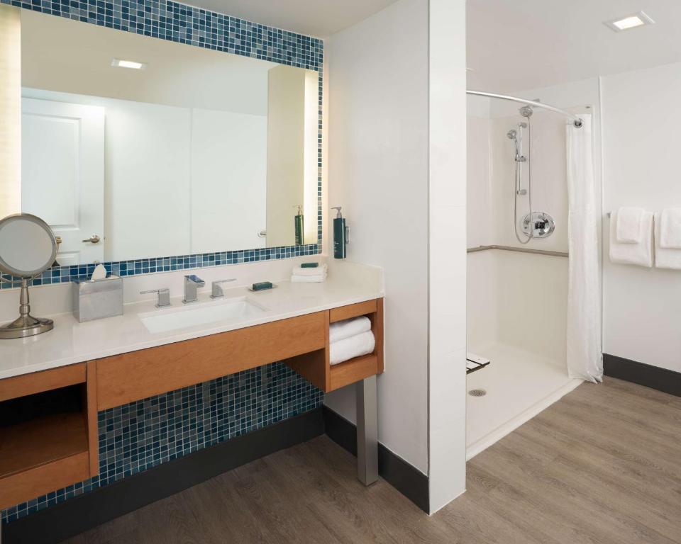 DoubleTree by Hilton Miami North I-95, photo 3