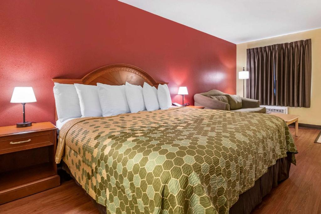 Econo Lodge Inn & Suites Maingate Central, photo 2