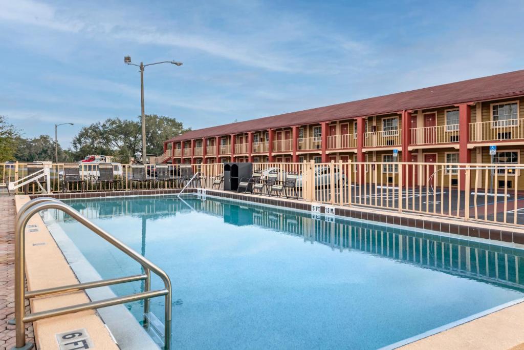 Econo Lodge Inn & Suites Maingate Central, photo 4