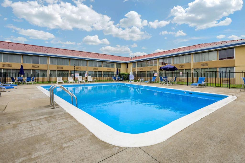 Econo Lodge Inn & Suites Triadelphia - Wheeling, photo 3