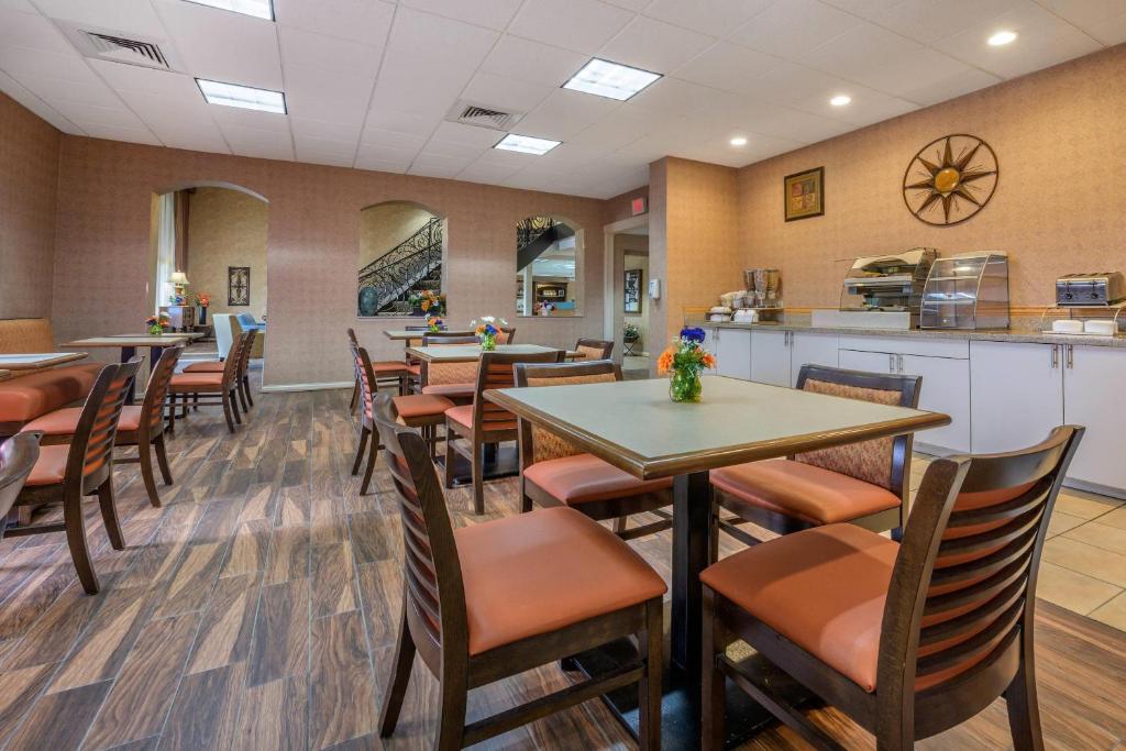 Econo Lodge Inn & Suites Triadelphia - Wheeling, photo 4