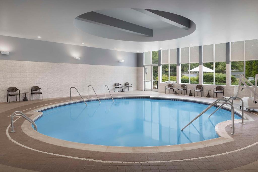 Embassy Suites by Hilton Atlanta Kennesaw Town Ctr, photo 4