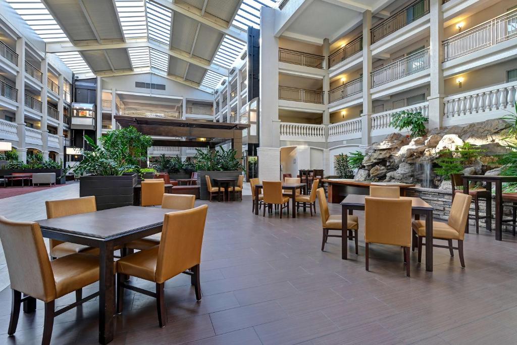 Embassy Suites by Hilton Colorado Springs, photo 3