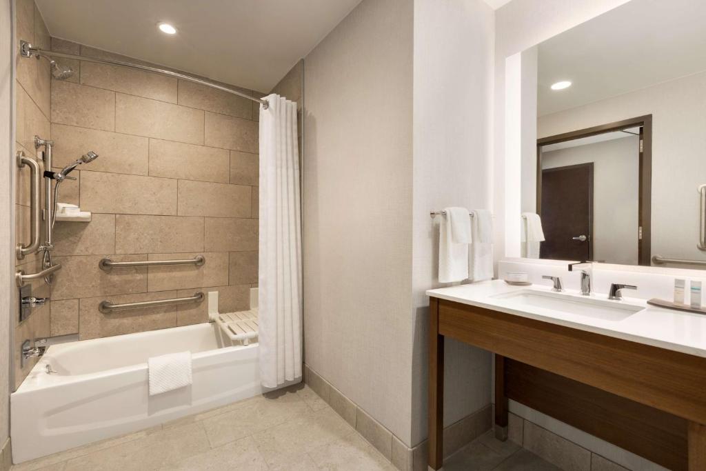 Embassy Suites By Hilton Denton Convention Center, photo 3
