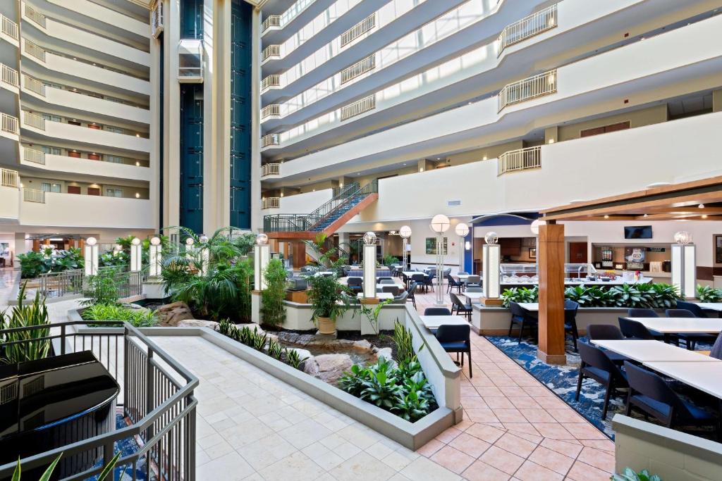 Embassy Suites by Hilton Tampa USF Near Busch Gardens, photo 2