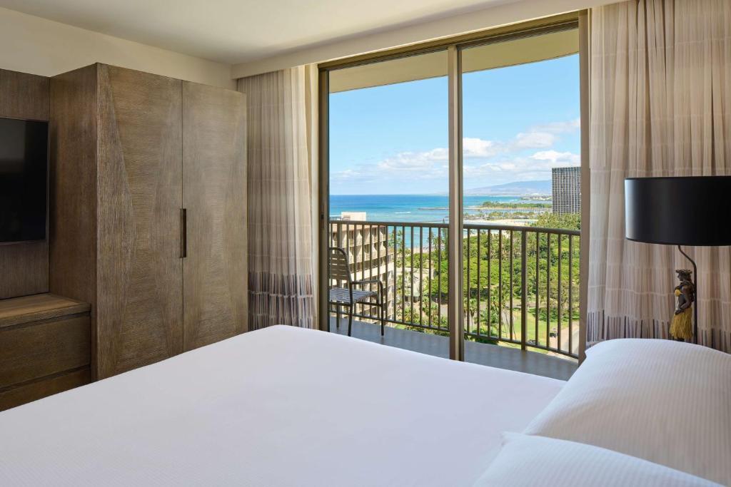 Embassy Suites Hotel - Waikiki Beach Walk, photo 2