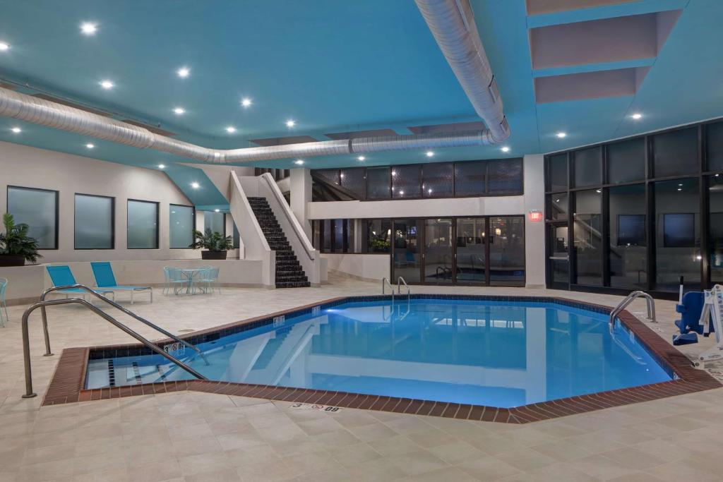 Embassy Suites Northwest, photo 3