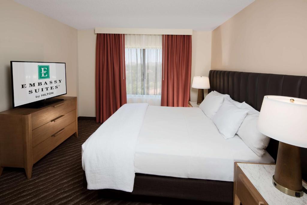 Embassy Suites Phoenix-Scottsdale, photo 2