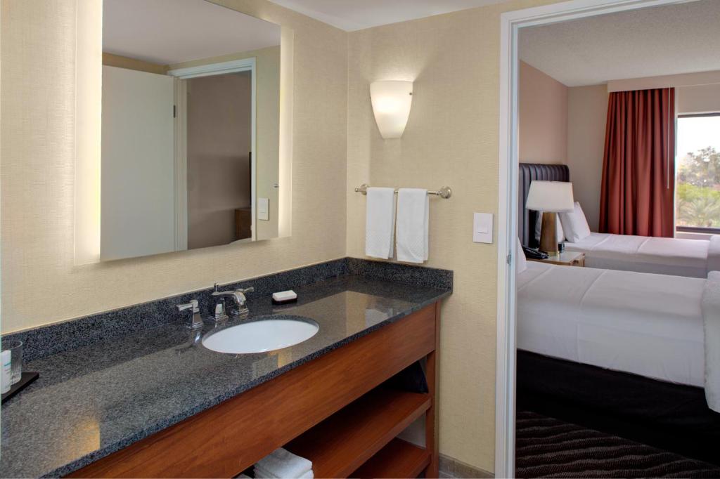 Embassy Suites Phoenix-Scottsdale, photo 3
