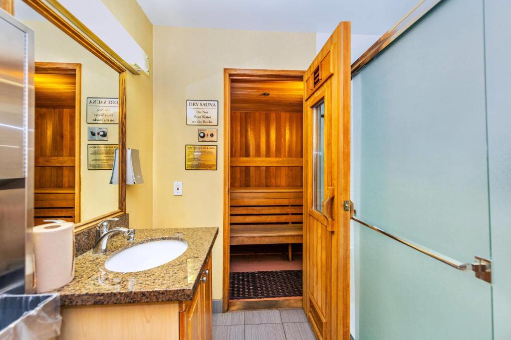 Grand Park Hotel & Suites Downtown Vancouver, an Ascend Collection Hotel, photo 3
