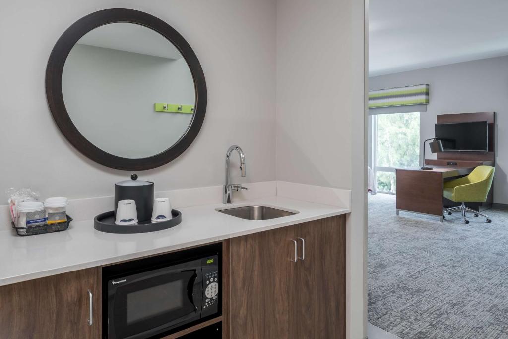 Hampton Inn & Suites Cape Canaveral Cruise Port, Fl, photo 3