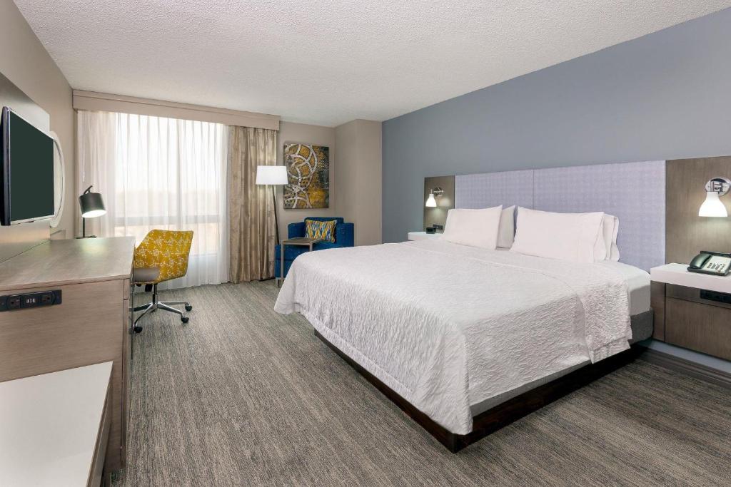 Hampton Inn & Suites - Kansas City Country Club Plaza, photo 2