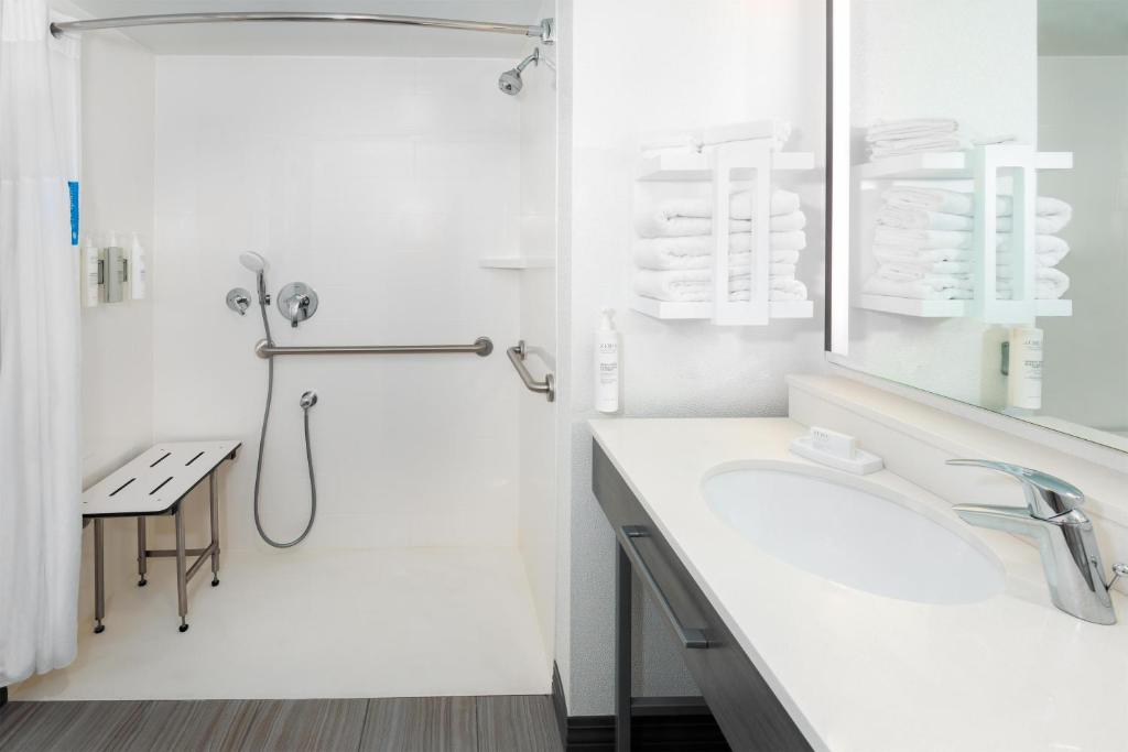 Hampton Inn & Suites - Kansas City Country Club Plaza, photo 3