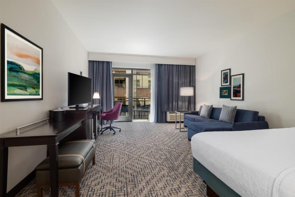 Hampton Inn & Suites - Roanoke-Downtown, VA, photo 2
