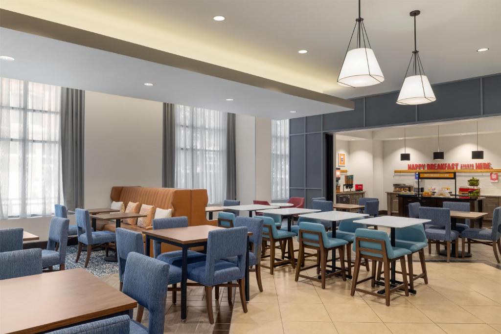 Hampton Inn & Suites - Roanoke-Downtown, VA, photo 4