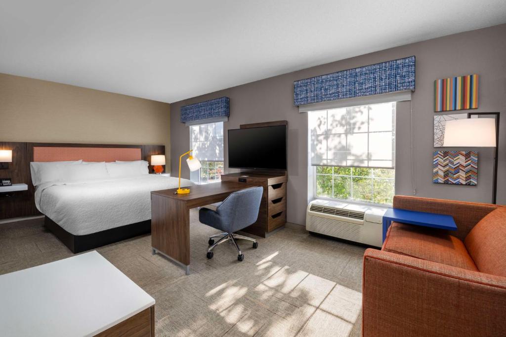 Hampton Inn & Suites State College at Williamsburg Square, photo 2