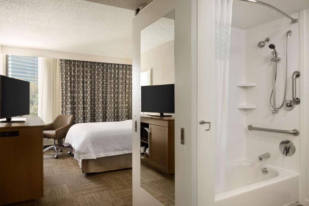 Hampton Inn Atlanta - Buckhead, photo 3
