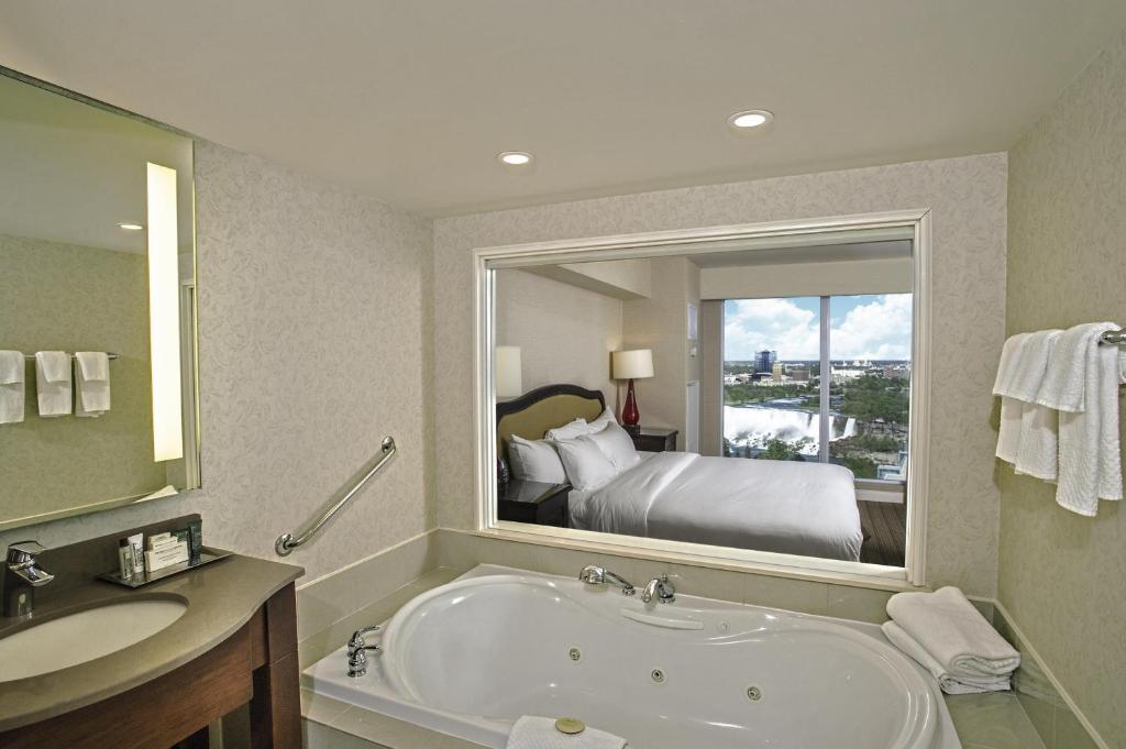 Hilton Niagara Falls/ Fallsview Hotel and Suites, photo 3