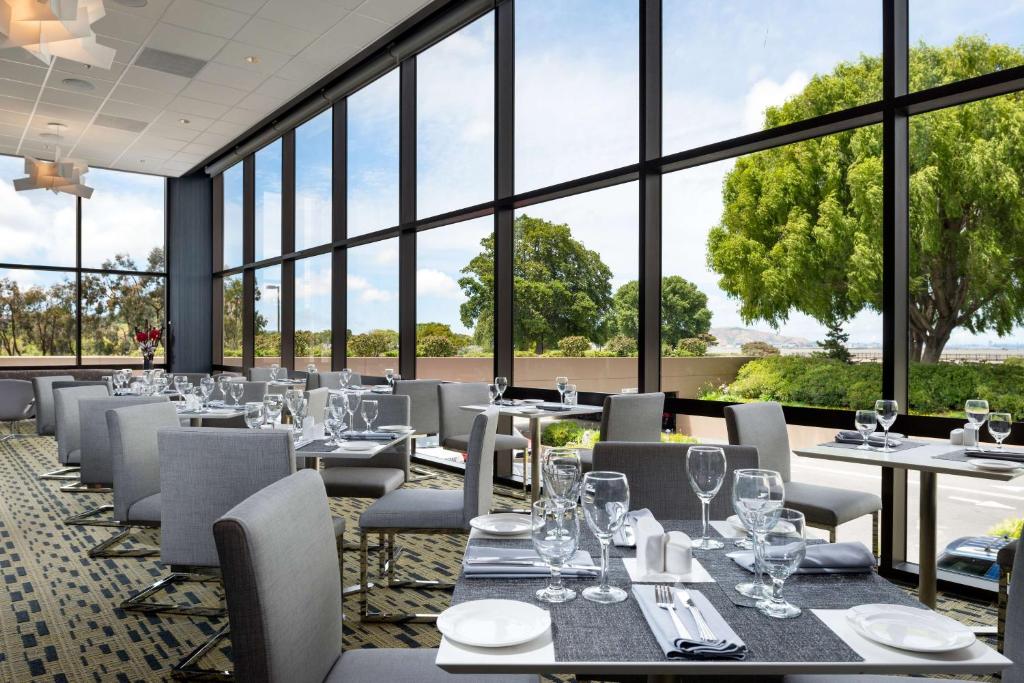Hilton San Francisco Airport Bayfront - No Resort Fee, photo 3