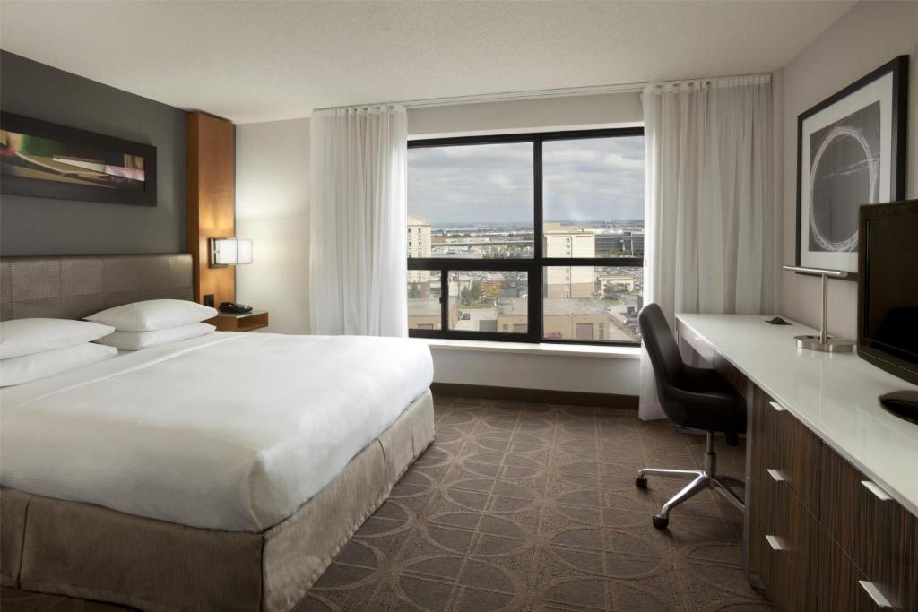 Hilton Toronto Airport Hotel & Suites, photo 2