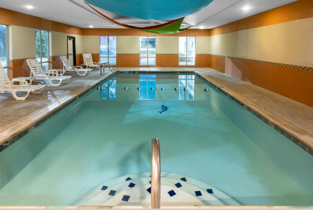 Holiday Inn Express & Suites Dallas East - Fair Park, photo 4