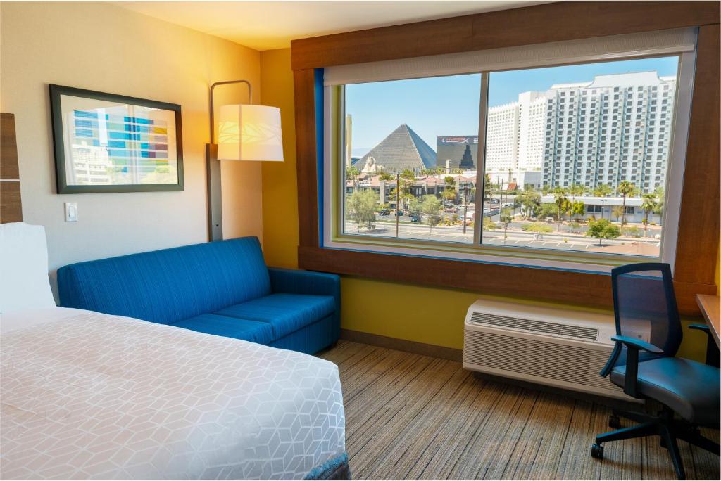 Holiday Inn Express & Suites Las Vegas, photo 2