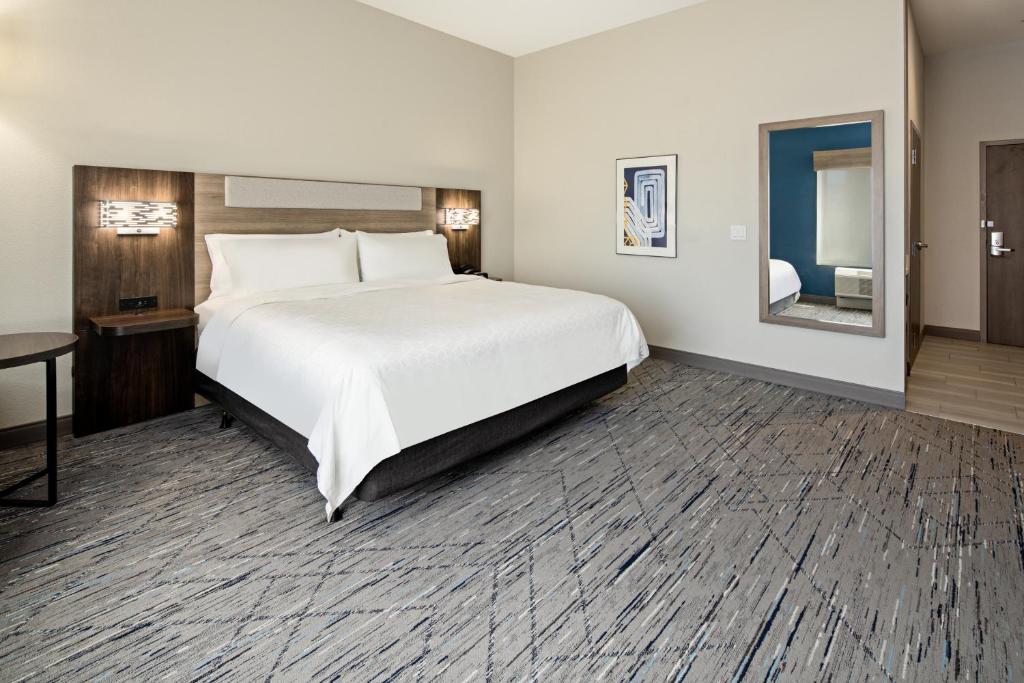 Holiday Inn Express & Suites Palm Desert - Millennium by IHG, photo 2