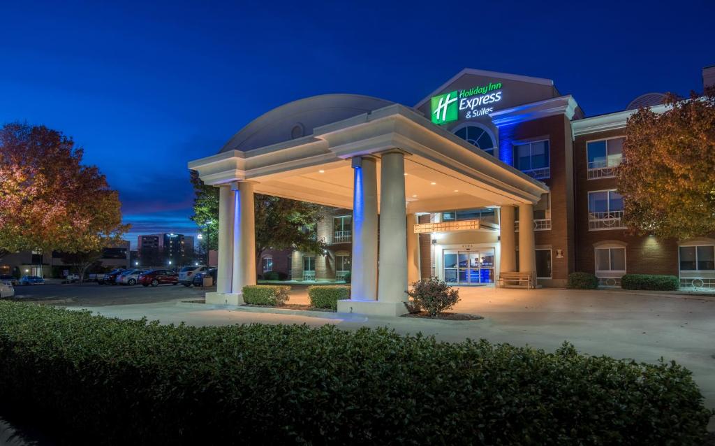 Holiday Inn Express and Suites Plano, photo 1