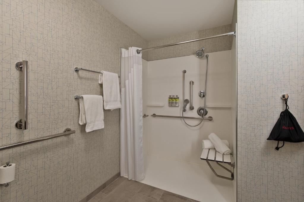 Holiday Inn Express & Suites Portland Airport, photo 3