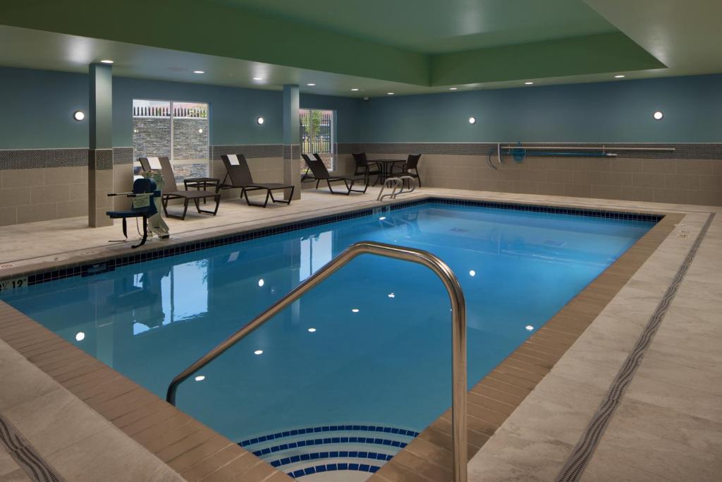 Holiday Inn Express & Suites Portland Airport, photo 4
