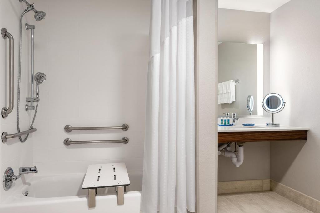 Holiday Inn Express & Suites West Des Moines, photo 3