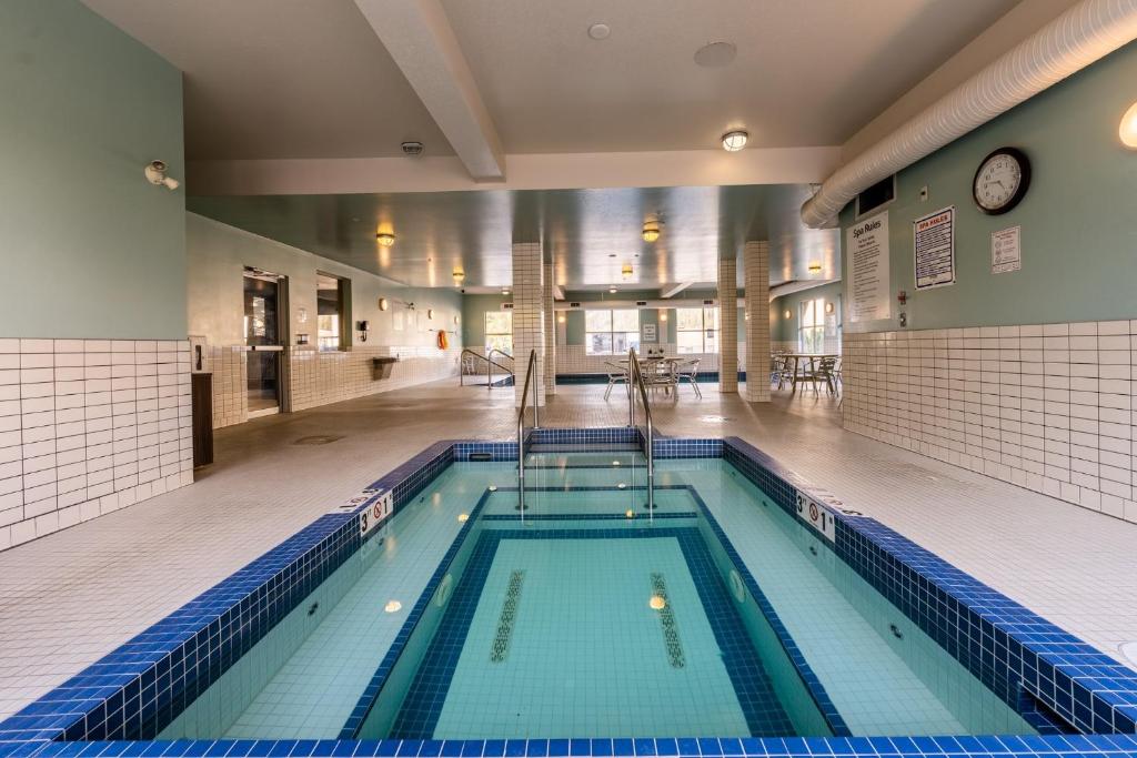 Holiday Inn Express Golden-Kicking Horse by IHG, photo 2