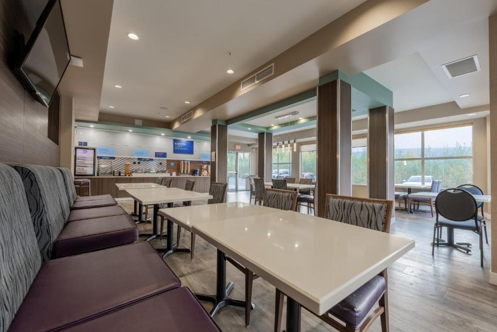 Holiday Inn Express Golden-Kicking Horse by IHG, photo 3