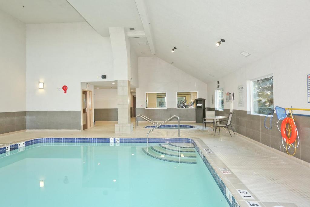 Holiday Inn Express Hotel & Suites Vernon by IHG, photo 2