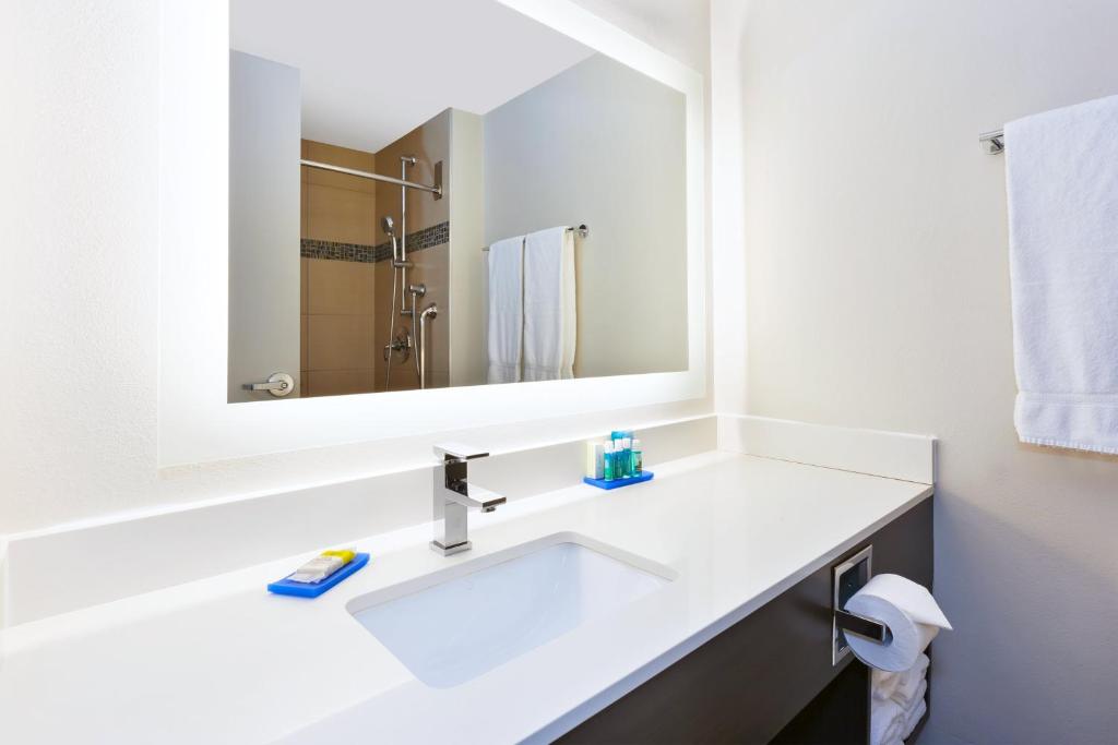 Holiday Inn Express Winnipeg Airport - Polo Park by IHG, photo 3