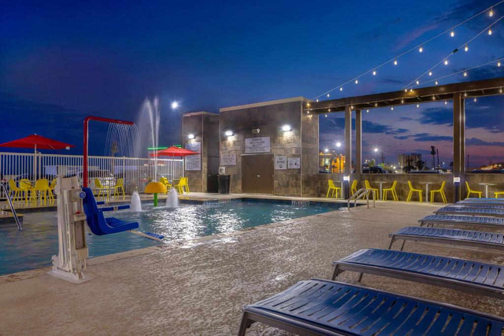 Home2 Suites by Hilton/Tru by Hilton Galveston, photo 3