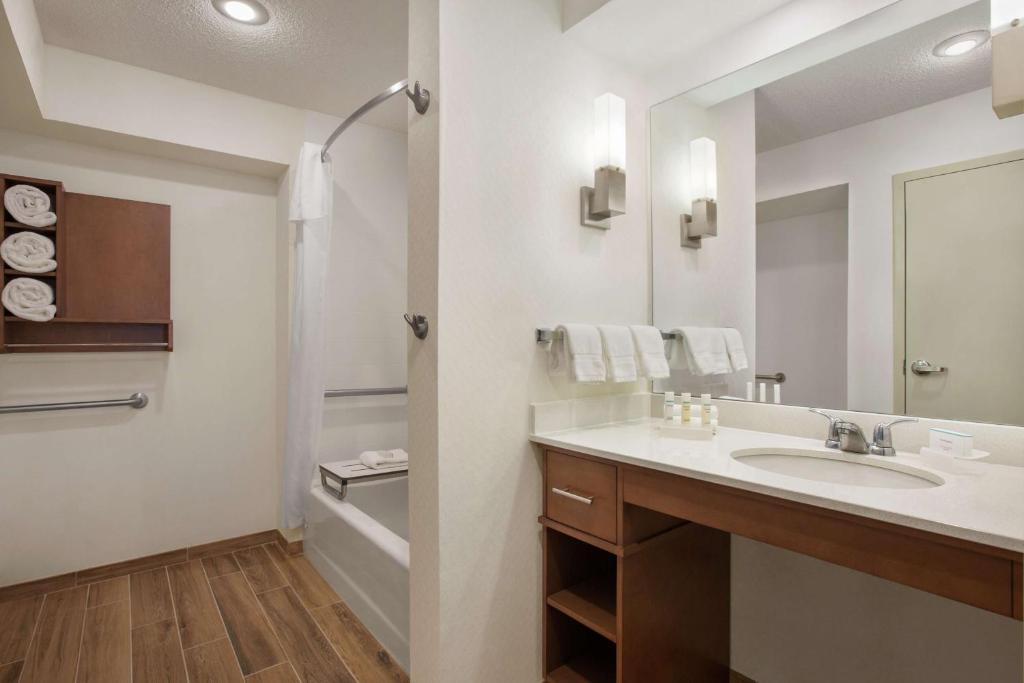 Homewood Suites by Hilton Kansas City Airport, photo 3
