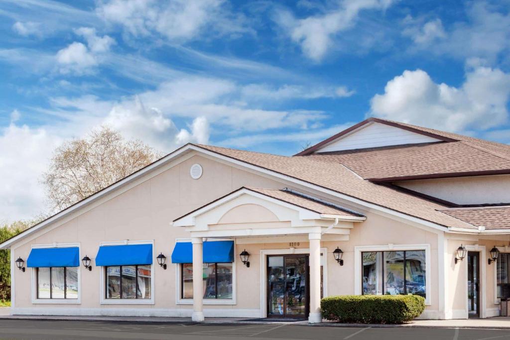 Howard Johnson by Wyndham Niagara Falls, photo 1