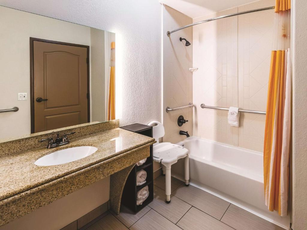 La Quinta by Wyndham Dallas Grand Prairie South, photo 3